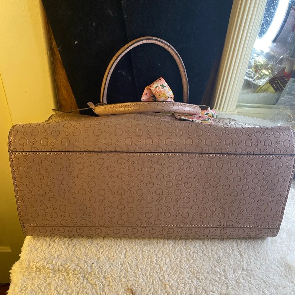 Guess Taupe Tan Satchel with Floral 🧣 scarf Large Hand bag